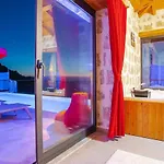 فيلة Uezuemlue 2 Bedroom Secluded With Private Pool Hot Tub