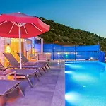 فيلة Uezuemlue 2 Bedroom Secluded With Private Pool Hot Tub *